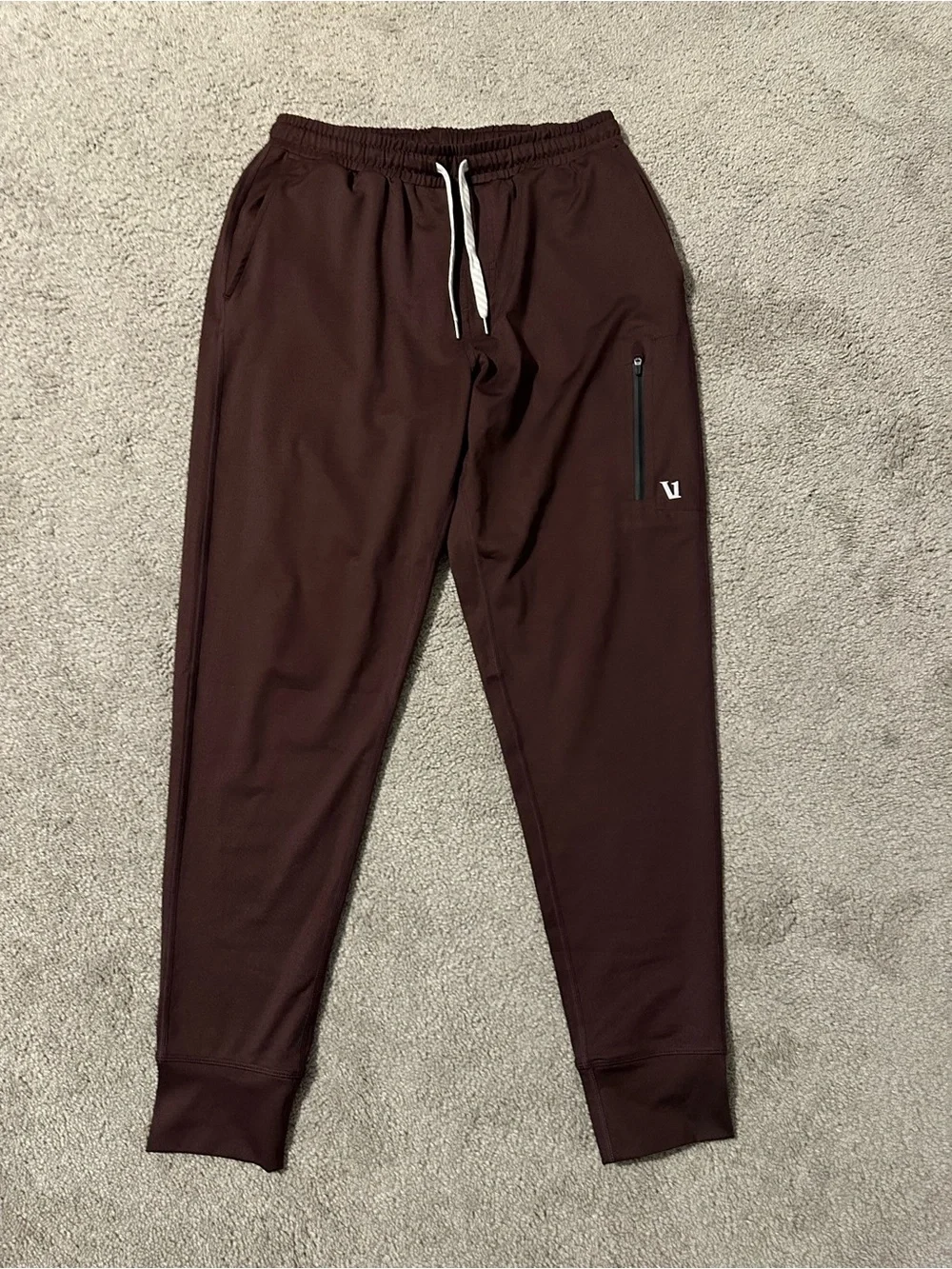 Vuori Sunday Performance Jogger Mens Size S Zipper Pockets Stretch Oxblood